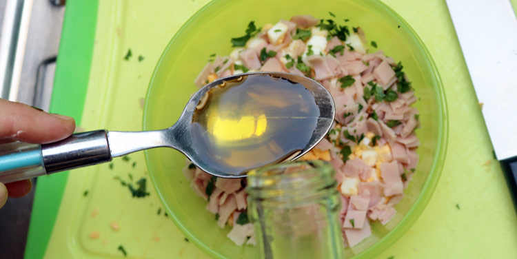 Olivenöl für Flammkuchen mit Spargel