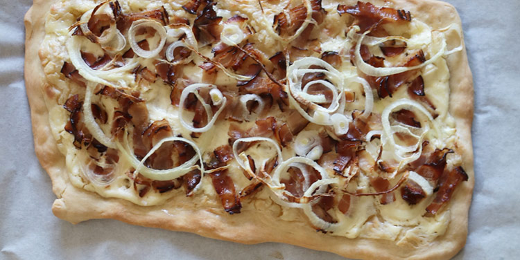 Flammkuchen mit Speck und Zwiebel