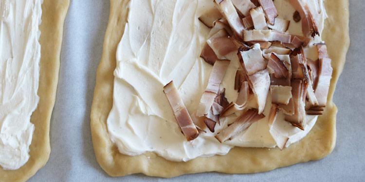 Flammkuchen mit Speck belegen Speck für Flammkuchen