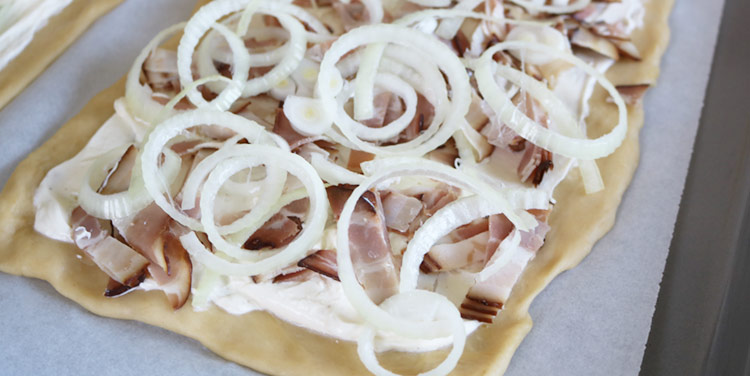 Flammkuchen mit Zwiebel belegen Zwiebel für Flammkuchen