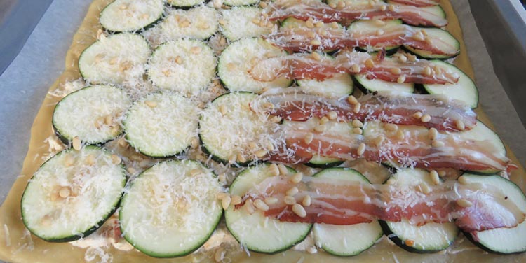 Flammkuchen mit Zucchini vor dem Backen