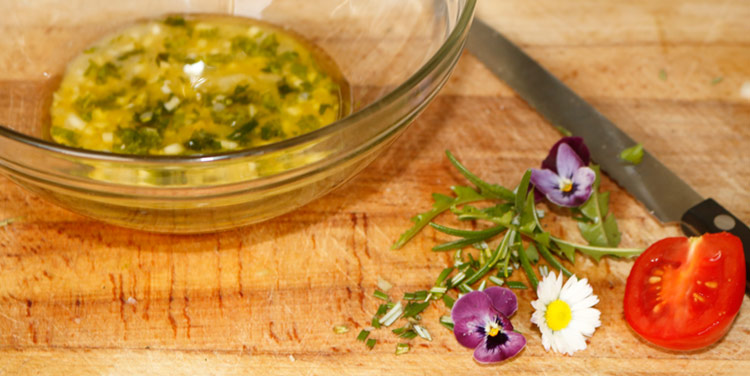 gemischter Frühlingssalat mit Wildkräuterdressing