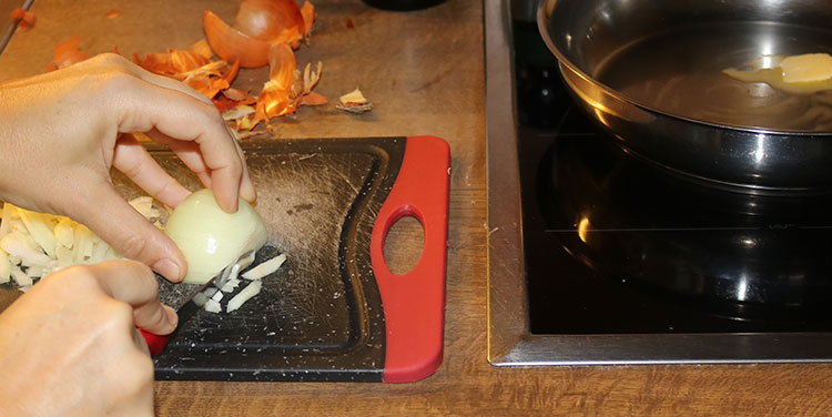Zwiebel schneiden für Weihnachtsgans