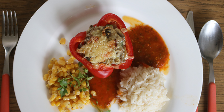 Pizzetten mit Gemüse zu Gesichtern legen