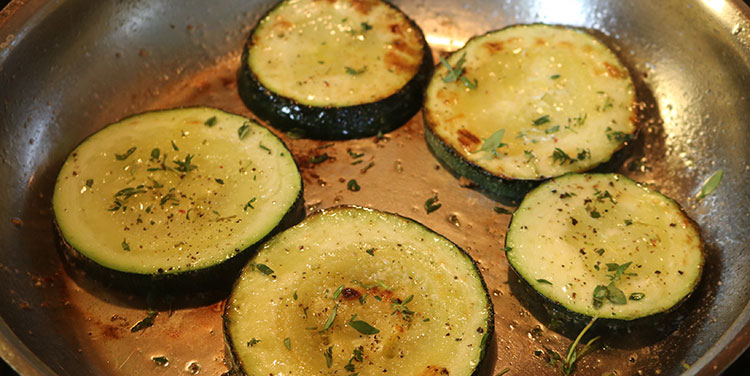 Gemischer Salat mit Huhn und Reis