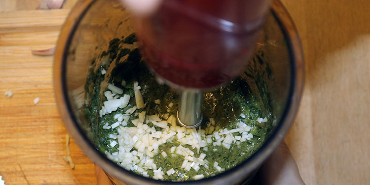 Giersch Pesto mit Knoblauch