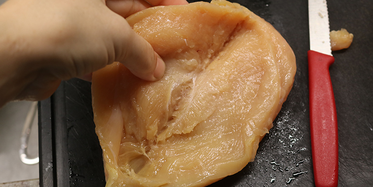 Tasche in die Hühnerbrust schneiden.