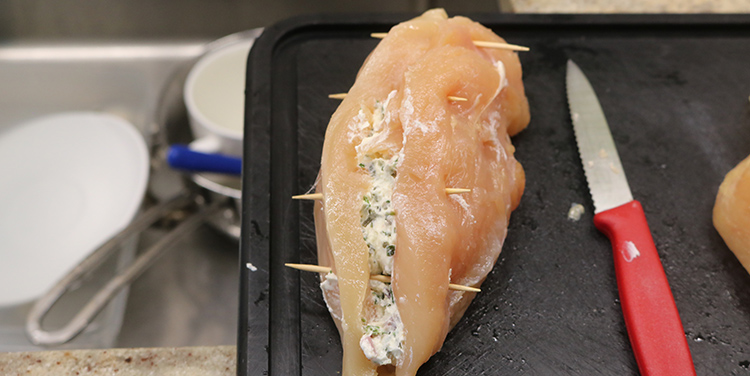 Hühnerbrust mit Frischkäse fuellen.