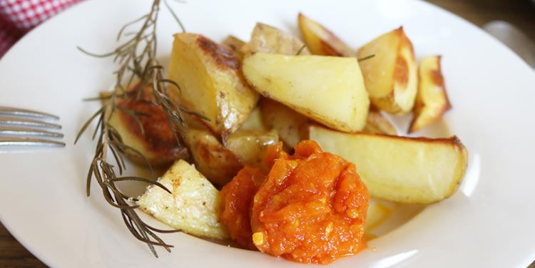 Blechkartoffeln schmecken ausgezeichnet zu Lachs, aber auch zu Schwein oder Huhn. Außerdem sind sie ein toller, gesunder Pommes-Ersatz! Rezept Blechkartoffeln selber machen