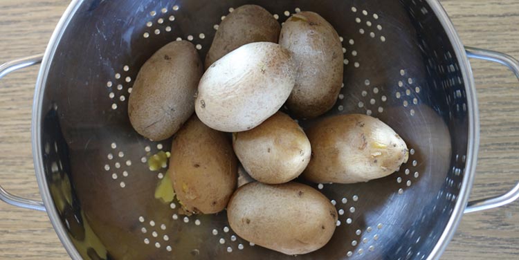 Kartoffeln kochen und abkühlen lassen