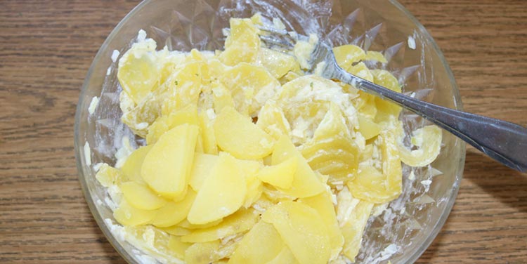Kartoffelsalat gut vermengen