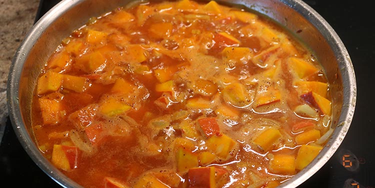 Mit Gemüsebrühe und Weißwein ablöschen. Rezept Kuerbis Hühner Pfanne