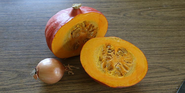 Hokkaido Kürbis halbieren, entkernen aber nicht schälen. Rezept Kuerbis Hühner Pfanne