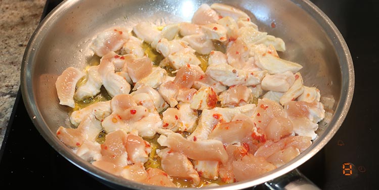 Hühnchen scharf anbraten. Rezept mit Hühnchen