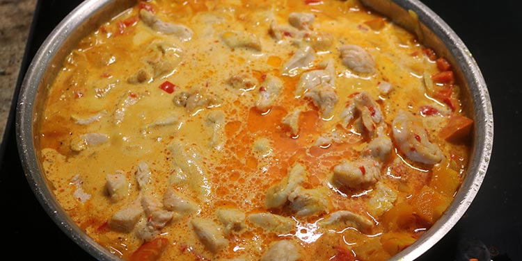 Zum Schluss das Gericht mit etwas Rahm verfeinern. Rezept Kuerbis Hühner Pfanne