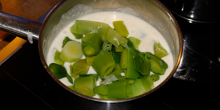 Lauch ins Bechamel geben