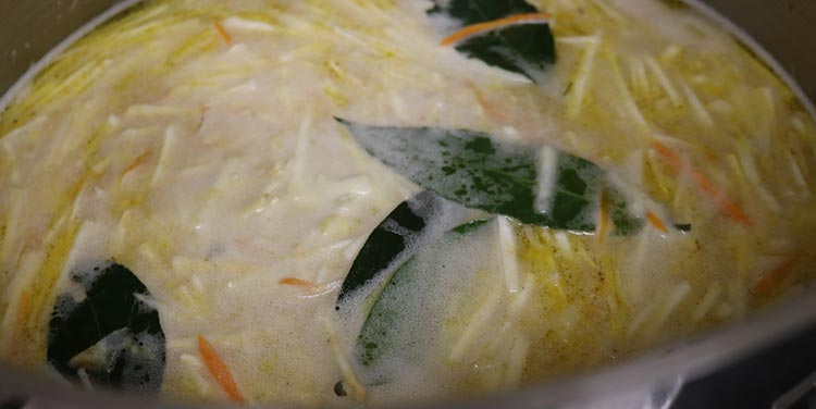 Mostsuppe mit Most Rindsuppe Lorbeerblätter und Gemüse