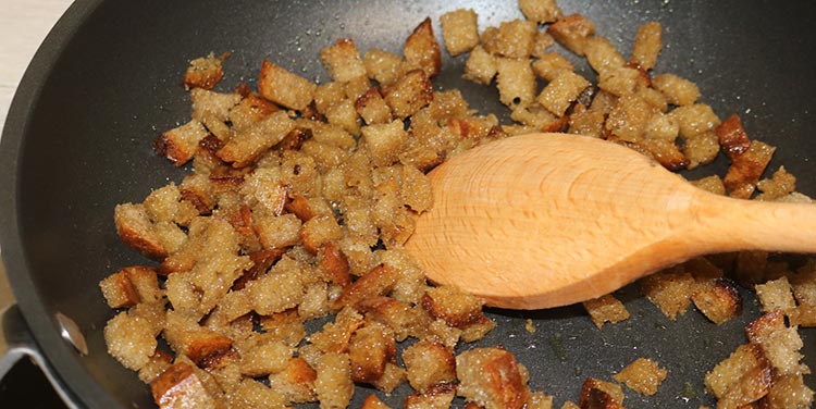 Croutons für Mostsuppe