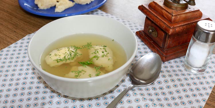 Einfache Suppeneinlagen: Nockerl aus Großmutters Küche