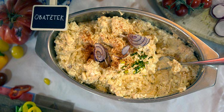 Traditioneller Käseaufstrich mit Weichkäse, Topfen, Paprika, Kümmel,... Obatzter