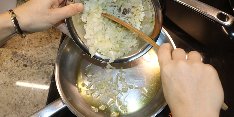 Zwiebel anrösten
