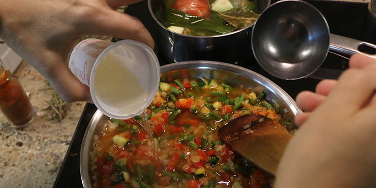 mit Suppe angießen