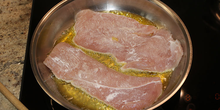 Putenschnitzel auf beiden Seiten ca. 3 Minuten anbraten
