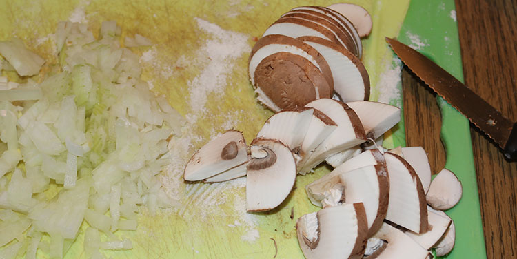 Champignons und Zwiebel schneiden