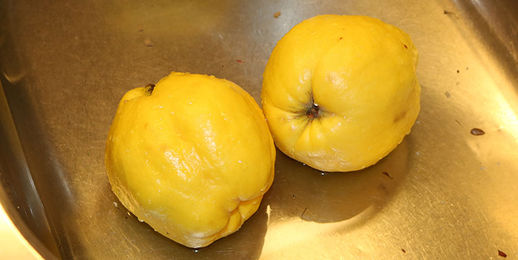 Quitten abreiben und waschen. abgeriebene Quitten