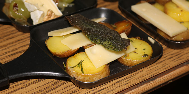 mediterranes Kartoffel Käse Raclette Pfännchen mediterranes Kartoffel Käse Raclette Pfännchen