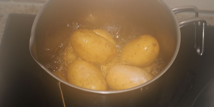 Kartoffeln in wenig Wasser vorkochen! Kartoffeln vorkochen