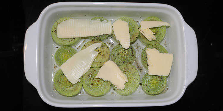 Lauch im Ofen vorgaren. Lauch Käse Raclette Pfännchen