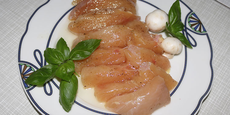 Hühnerbrust aufgeschnitten mit Champignons und Basilikum Hühnerbrust Raclette