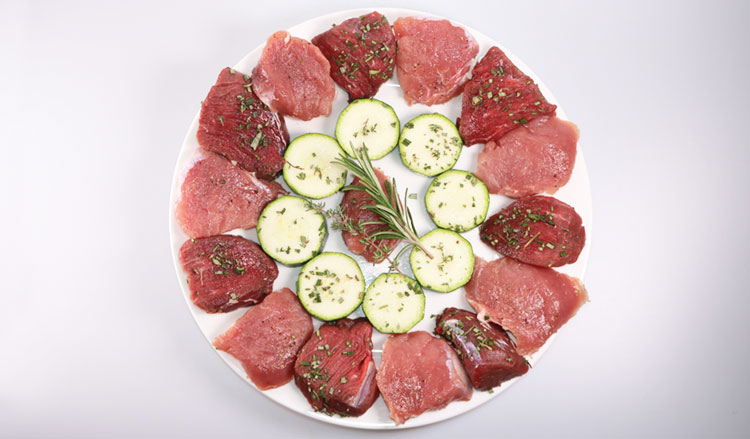 Zucchinischeiben, Schweinefilet sowie Kalbsfilet Kalbs- und Schweinefilet