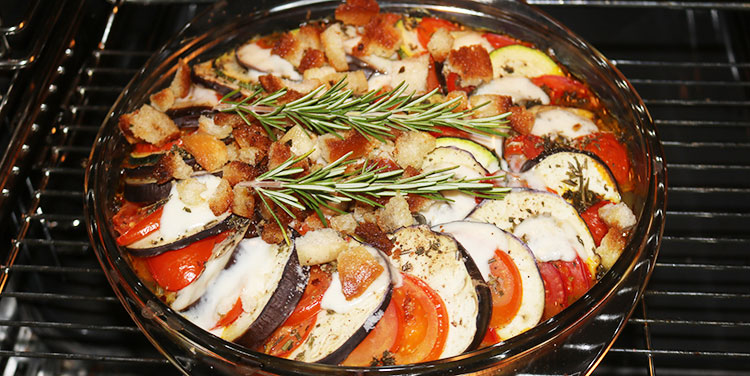 Hier findest du ein Rezept für einfaches Gemüse Ratatouille aus dem Ofen. Rezept Gemüse Ratatouille