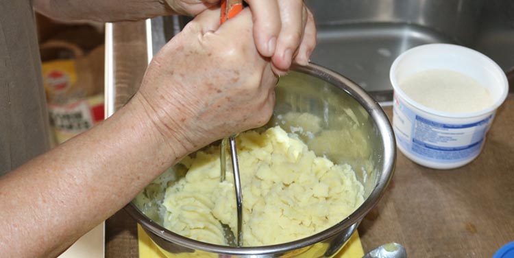 Kartoffel für Nudelteig pressen