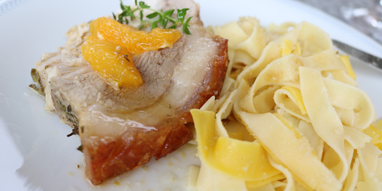 Schweinsbraten Krustenbraten mit Orangen