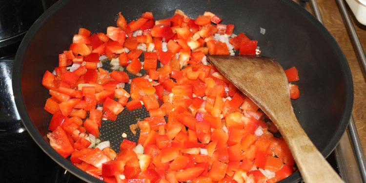 Paprika für Shakshuka schneiden