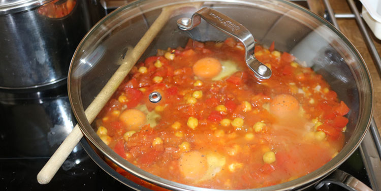 Shakshuka ziehen lassen.