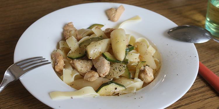 weißer Spargel mit Huhn
