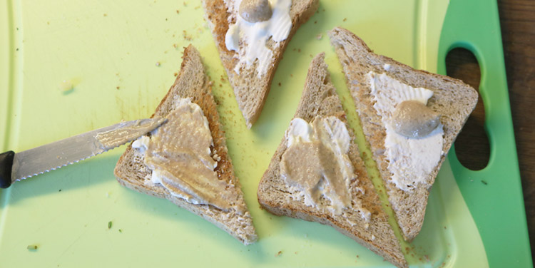 grüner Spargel mit Toastbrot und Olivenöl