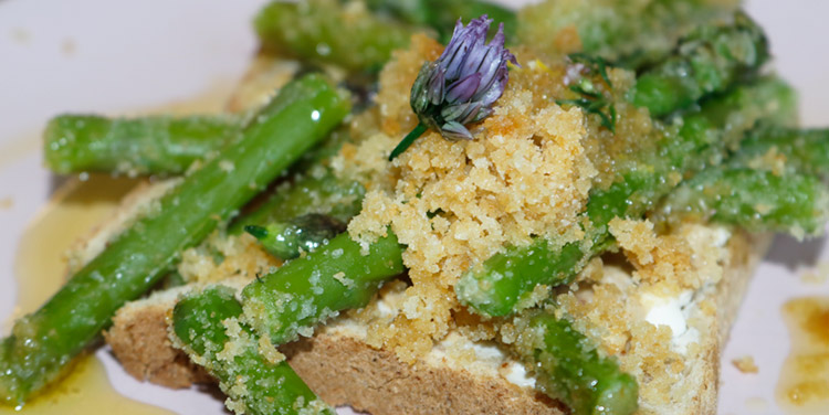 grüner Spargel mit Toastbrot, Brösel und Olivenöl