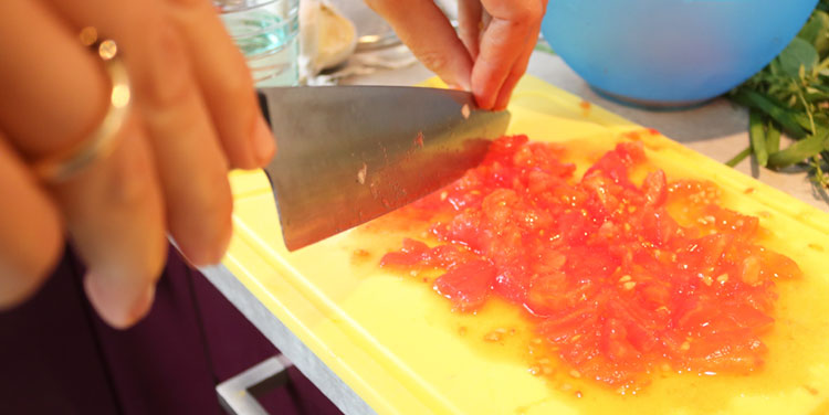 Tomaten schälen und grob schneiden. Tomaten für Tomatensauce schneiden