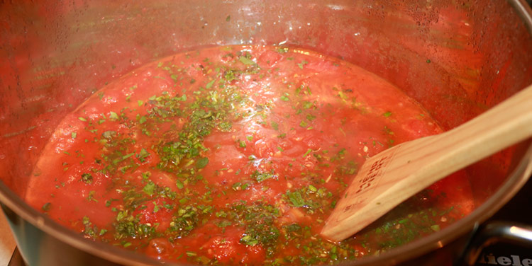 selbstgemachte Tomatensauce mit Kräuter
