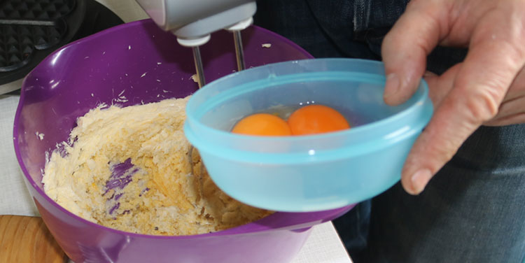 Eidotter hinzufügen. Waffeln Eidotter