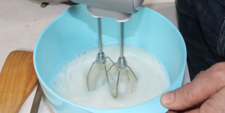 Eischnee fest schlagen. Waffeln Eischnee
