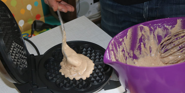 Teig portionsweise in das Eisen geben. Der Teig reicht für ca. 8 bis 10 Waffeln (Herzwaffeln). Waffeln Waffeleisen