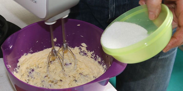 Butter schaumig rühren und Zucker hinzufügen. Waffeln Butter schaumig rühren