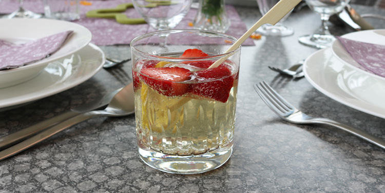 Waldmeister Bowle mit Erdbeeren Rezept