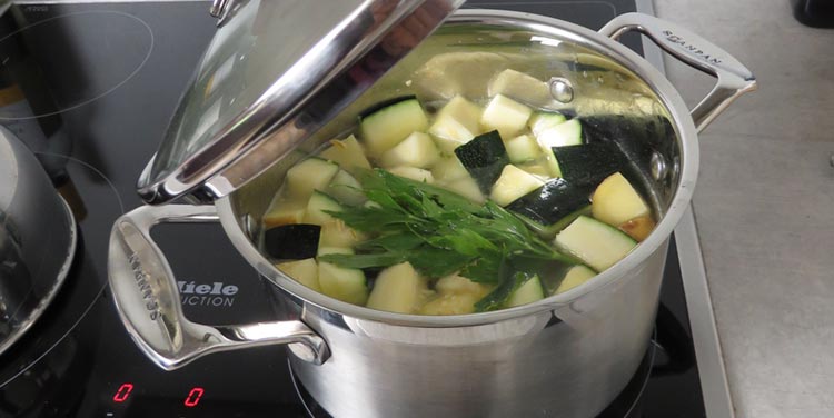 Zucchinicremesuppe Zucchinicremesuppe